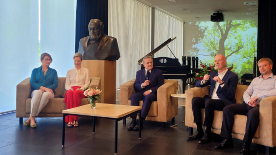 Spotkanie wicepremiera Piotra Glińskiego z Młodzieżową Akademicką Orkiestrą Symfoniczną Ukrainy „Słobożański”. Źródło: www.twitter.com/kultura_gov_pl