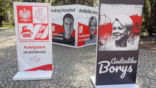 Białystok, 02.05.2022. Otwarcie wystawy pt. "Uwięzieni za Polskość" przy Pomniku ks. Jerzego Popiełuszki w Białymstoku, 2 bm. Ekspozycja upamiętnia Polaków prześladowanych przez białoruski reżim Łukaszenki. Fot. PAP/A. Reszko 