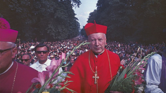 Prymas Polski kardynał Stefan Wyszyński (C) wprowadza 255. Warszawską Pielgrzymkę Pieszą na Jasną Górę. 08.1971. Fot. PAP/J. Rosikoń