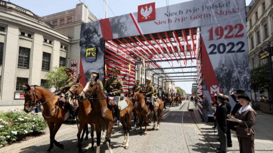 Inscenizacja historyczna, rekonstruująca wejście wojsk polskich do Katowic podczas obchodów 100. rocznicy przejęcia Górnego Śląska przez administrację II Rzeczypospolitej. Fot. PAP/T. Wiktor