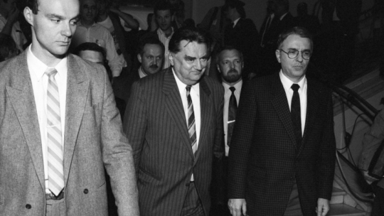 Nocne posiedzenie Sejmu – obalenie rządu premiera Jana Olszewskiego. Nz. premier (C) wychodzi z parlamentu po głosowaniu. Z prawej szef Kancelarii Sejmu Ryszard Stemplowski. Warszawa, 05.06.1992. Fot. PAP/J. Stachowicz