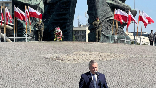 Wicepremier Piotr Gliński przed pomnikiem Powstańców Śląskich w Katowicach. Źródło: www.twitter.com/kultura_gov_pl