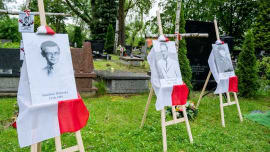 Łódź, 08.06.2022. Uroczystości pogrzebowe ofiar terroru komunistycznego ekshumowanych przez IPN: skazanego na śmierć w sprawie tzw. afery papierniczej Stanisława Dolewskiego oraz dwóch żołnierzy podziemia zbrojnego Mariana Sobolczyka i Jana Majewskiego ps. Śmiały na Cmentarzu Doły. Fot. PAP/G. Michałowski