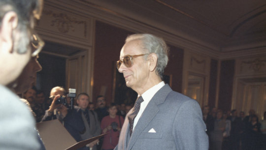 Warszawa 01.1989. W Sali Rady Zamku Królewskiego odbyło się uroczyste wręczenie wyróżnień Zasłużony dla Warszawy. Nz. laureat reżyser teatralny, dyrektor Teatru Ateneum im. Stefana Jaracza w Warszawie Janusz Warmiński. Fot. PAP/T. Prażmowski