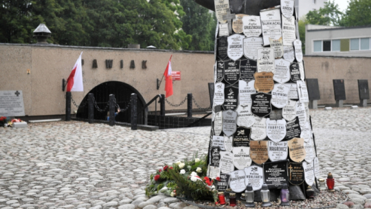 Warszawa, 01.06.2022. Muzeum Więzienia Pawiak w Warszawie, 1 bm. Na spotkaniu prasowym w Muzeum m.in. zaprezentowano nowy nabytek placówki - kaftanik niemowlęcy uszyty przez więźniarki Serbii (oddziału kobiecego więzienia Pawiak) dla współtowarzyszki z celi Ireny Wituskiej, który posłużył jako ubranko dla jej syna Mariusza, urodzonego na Pawiaku w 1944 r. Fot. PAP/R. Pietruszka