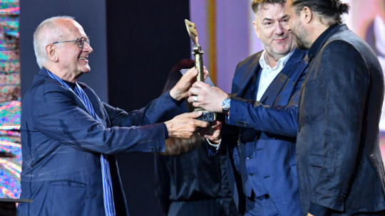 Przewodniczący Rady Mediów Narodowych Krzysztof Czabański (L), muzyk Piotr Mikołajczak (2P) i reżyser Marek Bukowski (P) z nagrodą specjalną podczas gali zakończenia XXI Festiwalu Teatru Polskiego Radia i Teatru Telewizji Polskiej "Dwa Teatru". Fot. PAP/W. Jargiło