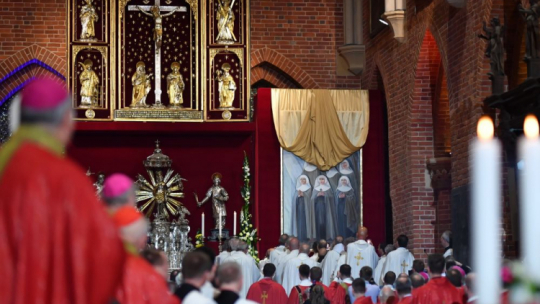 Msza beatyfikacyjna 10 elżbietanek w archikatedrze św. Jana Chrzciciela we Wrocławiu. Fot. PAP/S. Borowski