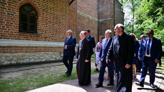 Wicepremier, minister kultury i dziedzictwa narodowego Piotr Gliński (5L), metropolita krakowski abp Marek Jędraszewski (2L), minister infrastruktury Andrzej Adamczyk (L) po zakończeniu mszy świętej, sprawowanej w kościele pw. Podwyższenia Krzyża Świętego w Luborzycy z okazji 800. rocznicy powstania parafii. Fot. PAP/Art Service 2