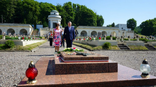 Lwów, Ukraina, 29.06.2022. Wicepremier, minister kultury i dziedzictwa narodowego Piotr Gliński (P) i Konsul Generalna RP we Lwowie Eliza Dzwonkiewicz (L) przy Grobie Nieznanego Żołnierza na Cmentarzu Orląt Lwowskich. Fot. PAP/K. Sało