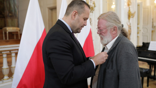 Prezes Instytutu Pamięci Narodowej Karol Nawrocki (L) i działacz opozycji w czasach PRL Leszek Sawicki (P) podczas uroczystości wręczenia Krzyży Wolności i Solidarności w Pałacu na Wyspie w Łazienkach Królewskich w Warszawie. Fot. PAP/A. Zawada