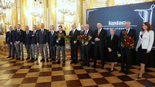 Prezes IPN Karol Nawrocki (4P), szefowa Kancelarii Sejmu Agnieszka Kaczmarska (P) i doradca prezydenta RP Andrzeja Dudy Barbara Fedyszak-Radziejowska (3P) oraz laureaci podczas uroczystości wręczenia nagród IPN „Kustosz Pamięci Narodowej". Warszawa, 02.06.2022. Fot. PAP/A. Zawada