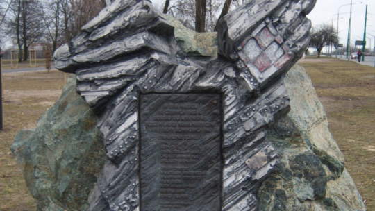 Pomnik upamiętniający ofiary katastrofy. Źródło: Wikimedia Commons
