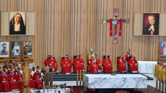 Metropolita warszawski kard. Kazimierz Nycz (4P), metropolita białostocki abp Józef Guzdek (7P), metropolita częstochowski abp Wacław Depo (6P), arcybiskup senior archidiecezji krakowskiej kard. Stanisław Dziwisz (5P), biskup gliwicki Jan Kopiec (3P) oraz prymas Polski abp Wojciech Polak (2P) podczas mszy świętej w Świątyni Opatrzności Bożej. Warszawa, 05.06.2022. Fot. PAP/R. Pietruszka