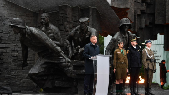 Prezydent Andrzej Duda przemawia podczas Apelu Pamięci przed pomnikiem Powstania Warszawskiego na pl. Krasińskich w Warszawie w przeddzień 78. rocznicy wybuchu Powstania Warszawskiego. Fot. PAP/R. Pietruszka