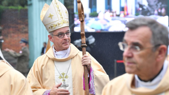 Bp Wiesław Lechowicz przewodniczy polowej mszy świętej przed pomnikiem Powstania Warszawskiego na pl. Krasińskich w Warszawie w przeddzień 78. rocznicy wybuchu Powstania Warszawskiego. Fot. PAP/R. Pietruszka