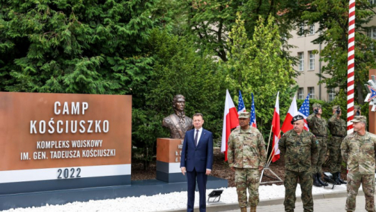 Wicepremier, minister obrony narodowej RP Mariusz Błaszczak (L), dowódca US Army w Europie i Afryce gen. Darryl A. Williams (2L), Dowódca Generalny Rodzajów Sił Zbrojnych generał Jarosław Mika (2P) i Dowódca V Korpusu Wojsk Lądowych USA generał John Kolasheski (P) podczas uroczystości nadania nazwy Camp Kościuszko wysuniętemu dowództwu V Korpusu Sił Lądowych USA w Poznaniu. Fot. PAP/M. Zakrzewski
