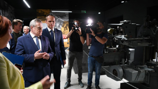Wicepremier, minister kultury i dziedzictwa narodowego Piotr Gliński (4L) i sekretarz stanu w Ministerstwie Infrastruktury Rafał Weber (5L) podczas uroczystego otwarcia Muzeum Centralnego Okręgu Przemysłowego w Stalowej Woli. Fot. PAP/D. Delmanowicz