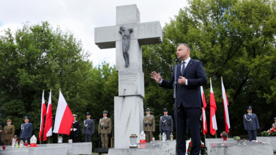 Warszawa, skwer Wołyński, 11.07.2022. Prezydent RP Andrzej Duda (P) podczas uroczystości z okazji Narodowego Dnia Pamięci Ofiar Ludobójstwa dokonanego przez ukraińskich nacjonalistów na obywatelach II Rzeczypospolitej Polskiej. Fot. PAP/P. Supernak