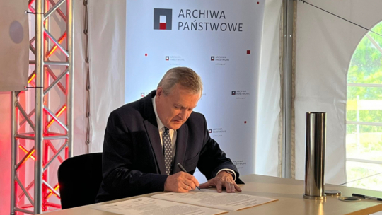 Wicepremier Piotr Gliński podpisał akt erekcyjny, który został wmurowany pod budowę nowego budynku. Źródło: www.twitter.com/kultura_gov_pl