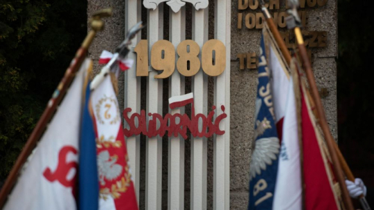 Obchody 42. rocznicy strajków kolejarzy w Lublinie przed pomnikiem Doli Kolejarskiej na terenie byłej lokomotywowni. Fot. PAP/W. Jargiło