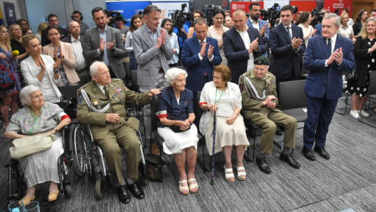 Wicepremier, minister kultury i dziedzictwa narodowego Piotr Gliński (P) oraz uczestnicy Powstania Warszawskiego: Hanna Zawistowska-Nowińska ps. "Zerwicz" (3L), Zbigniew Rylski ps. "Brzoza" (2L), Krystyna Markowska ps. "Biedronka" (L), Danuta Dworakowska ps. "Lena" (3P), Jakub Nowakowski ps. "Tomek" (2P) podczas konferencji prasowej inaugurującej VII edycję ogólnopolskiej kampanii „BohaterON - włącz historię!” w Centrum Prasowym Polskiej Agencji Prasowej w Warszawie. Fot. PAP/R. Pietruszka