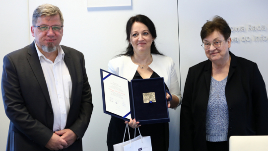 Przewodniczący Krajowej Rady Radiofonii i Telewizji Witold Kołodziejski (L), zastępca przewodniczącego Teresa Brochwic (P) oraz laureatka nagrody za najlepsze wydawnictwo naukowe i popularnonaukowe z dziedziny mediów elektronicznych dr Katarzyna Kamińska-Korolczuk (C) podczas ceremonii wręczenia nagród w XI edycji konkursu KRRiT im dr. Pawła Stępki, w siedzibie Krajowej Rady Radiofonii i Telewizji w Warszawie. Fot. PAP/T. Gzell