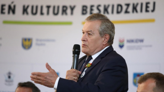 Warszawa, 19.07.2022. Wicepremier, minister kultury i dziedzictwa narodowego Piotr Gliński podczas konferencji prasowej dotyczącej Tygodnia Kultury Beskidzkiej, największej imprezy folklorystycznej w Europie. Fot. PAP/T. Gzell 