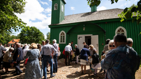 Wierni składają sobie życzenia po zakończeniu modlitwy w meczecie w Kruszynianach podczas islamskiego święta ofiarowania Kurban Bajram. 09.07.2022. Fot. PAP/M. Zieliński