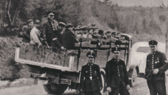 Praca przymusowa: polscy rolnicy pochwyceni przez policję niemiecką. Źródło: Wikimedia Commons