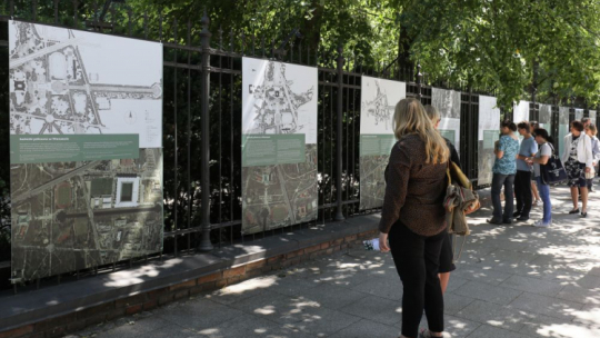 Otwarcie wystawy plenerowej „Świat ogrodów Longina Majdeckiego” w Galerii Plenerowej Muzeum Łazienki Królewskie. Fot. PAP/P. Supernak