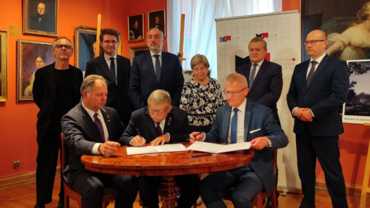 Fundacja im. ks. Jerzego Popiełuszko „Dobro” i Muzeum Podlaskie w Białymstoku w obecności wicepremiera, ministra kultury i dziedzictwa narodowego Piotra Glińskiego, podpisały porozumienie dotyczące utworzenia Muzeum bł. ks. J. Popiełuszki w Okopach. Źródło: Twitter/MKiDN