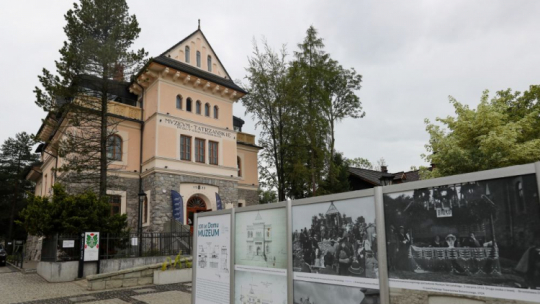 Gmach główny Muzeum Tatrzańskiego. Zakopane, 30.07.2022. Fot. PAP/G. Momot