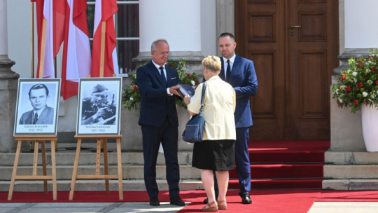 Prezes Instytutu Pamięci Narodowej Karol Nawrocki (P) oraz zastępca prezesa IPN Krzysztof Szwagrzyk (L) podczas uroczystości wręczenia not identyfikacyjnych członkom rodzin ofiar totalitaryzmów. Warszawa, 22.07.2022. Fot. PAP/A. Lange