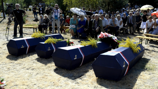 Ostrówki, Ukraina, 30.08.2015. Pogrzeb 36 osób, których szczątki ekshumowano na terenie wyludnionej polskiej wsi Ostrówki na Ukrainie i złożono na tamtejszym cmentarzu. Fot. PAP/D. Delmanowicz