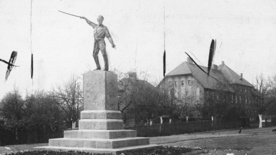 Pomnik Powstańca Śląskiego w Tychach. 1930 r. Fot. NAC