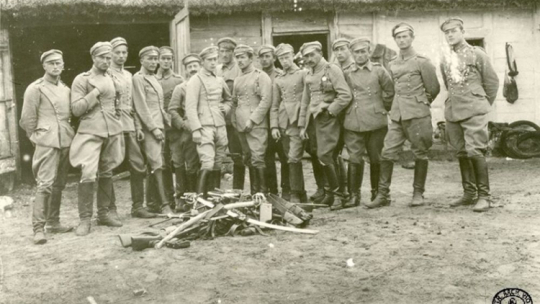 Żołnierze 2. Pułku Ułanów Legionów Polskich stoją przed porzuconą bronią po odmowie złożenia przysięgi. Lipiec 1917 r. Źródło: CAW