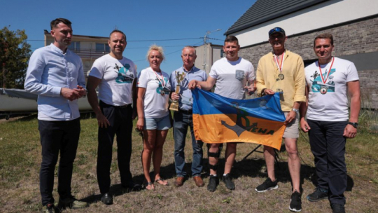 Dr Karol Nawrocki (2L) wraz ze zwycięzcami regat im. gen. Mariusza Zaruskiego. Rewa, 03.07.2022. Fot. Mikołaj Bujak (IPN)