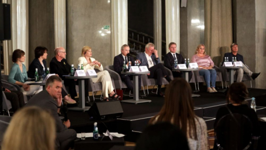 Wicepremier, min. kultury Piotr Gliński (5L), pianistka Anna Fedorowa (L), dyr. generalny Metropolitan Opera w Nowym Jorku Peter Gelb (3L), dyr. naczelny Teatru Wielkiego–Opery Narodowej Waldemar Dąbrowski (4P), szefowa ukraińskiej Agencji Sztuki i Edukacji Artystycznej Galyna Grygorenko (2L), ambasador Ukrainy w RP Wasyl Zwarycz (3P), sopranistka Liudmyła Monastyrska (2P), dyr. zarządzający ARTE Deutschland Wolfgang Bergmann (P), dyrygentka Keri-Lynn Wilson (4L) Warszawa, 28.07.2022. Fot. PAP/A. Zawada