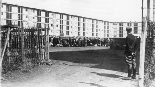 Francuscy Żydzi w obozie przejściowym w Drancy. Fot. Bundesarchiv. Źródło: Wikimedia Commons
