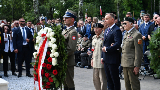 Warszawa, 01.08.2022. Prezydent RP Andrzej Duda (2P) złożył kwiaty przed pomnikiem Gloria Victis na terenie kwater powstańczych na Cmentarzu Wojskowym na Powązkach w Warszawie, 1 bm. W stolicy trwają obchody 78. rocznicy Powstania Warszawskiego - wystąpienia zbrojnego przeciwko okupującym Warszawę wojskom niemieckim, zorganizowanego przez Armię Krajową. Fot. PAP/P. Nowak