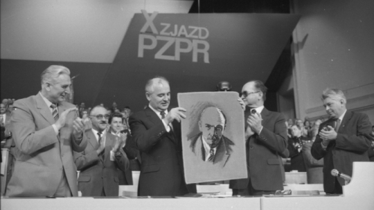 Warszawa 30.06.1986. X Zjazd Polskiej Zjednoczonej Partii Robotniczej (PZPR) w Sali Kongresowej Pałacu Kultury i Nauki w dniach 29 czerwca-3 lipca, z udziałem sekretarza generalnego Komunistycznej Partii Związku Radzieckiego (KPZR) Michaiła Gorbaczowa (C), z lewej Józef Czyrek, z prawej Wojciech Jaruzelski i Tadeusz Porębski. Fot. PAP/D. Kwiatkowski