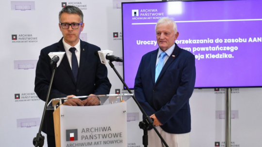 Warszawa, 02.08.2022. Dyrektor Archiwum Akt Nowych Mariusz Olczak (L) i prof. Maciej Kledzik (P) podczas przekazania do Archiwum Akt Nowych prywatnego zbioru dokumentów o Powstaniu Warszawskim. Fot. PAP/P. Nowak