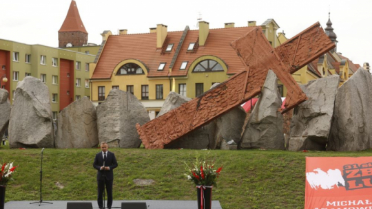 Lubin, 31.08.2022. Prezydent RP Andrzej Duda podczas obchodów 40. rocznicy Zbrodni Lubińskiej oraz 42. rocznicy podpisania Porozumień Sierpniowych, 31 bm. na Wzgórzu Zamkowym w Lubinie. Fot. PAP/A. Koźmiński