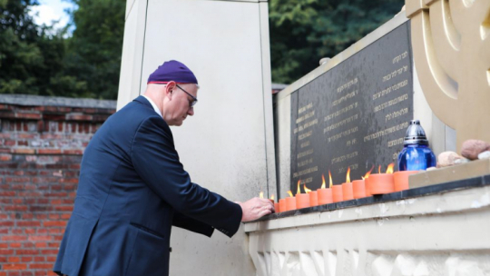 Łódź, 29.08.2022. Uroczystości zapalenia zniczy przed pomnikiem pamięci Żydów na Cmentarzu Żydowskim w Łodzi, 29 bm. Rozpoczęły się obchody 78. rocznicy likwidacji Litzmannstadt Ghetto. Fot. PAP/R. Zawistowski