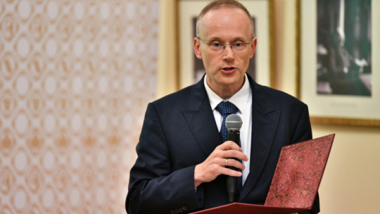 Wrocław, 01.08.2022. Dyrektor Zakładu Narodowego im. Ossolińskich dr Łukasz Kamiński podczas otwarcia wystawy „Konopnicka wielowątkowo”. Fot. PAP/M. Kulczyński
