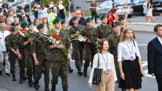 Warszawa, 05.08.2022. Marsz Pamięci wyruszył ze Skweru Pamięci w kierunku Cmentarza Powstańców Warszawy na Woli, 5 bm. w Warszawie upamiętniając mieszkańców stolicy, którzy zginęli podczas Powstania Warszawskiego. Fot. PAP/P. Nowak