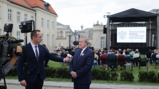 Warszawa, 01.08.2022. Wicepremier, minister kultury Piotr Gliński (C) na premierze filmu „Walcząca” w reżyserii Krzysztofa Łukaszewicza, 1 bm. na terenie siedziby MKiDN w Warszawie. W stolicy trwają obchody 78. rocznicy Powstania Warszawskiego - wystąpienia zbrojnego przeciwko okupującym Warszawę wojskom niemieckim, zorganizowanego przez Armię Krajową. Fot. PAP/A. Zawada