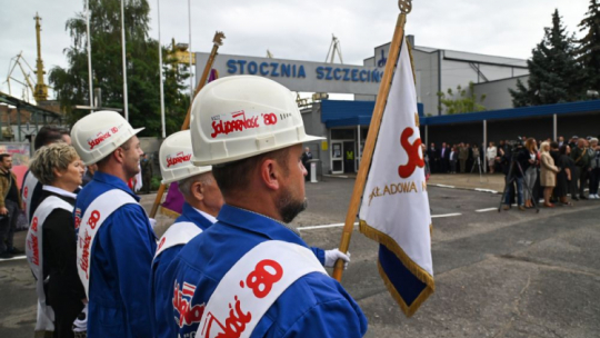 Szczecin, 30.08.2022. Obchody 42. rocznicy podpisania Porozumień Sierpniowych i powstania NSZZ „Solidarność” przy Bramie Stoczni Szczecińskiej. Fot. PAP/M. Bielecki