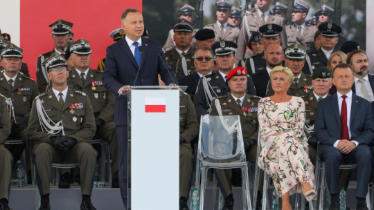 Prezydent RP Andrzej Duda (2L), pierwsza dama Agata Kornhauser-Duda (2P), minister obrony narodowej Mariusz Błaszczak (P) i dowódca operacyjny Rodzajów Sił Zbrojnych gen. broni Tomasz Piotrowski (L) podczas uroczystej odprawy wart przed Grobem Nieznanego Żołnierza w Warszawie. Fot. PAP/P. Supernak