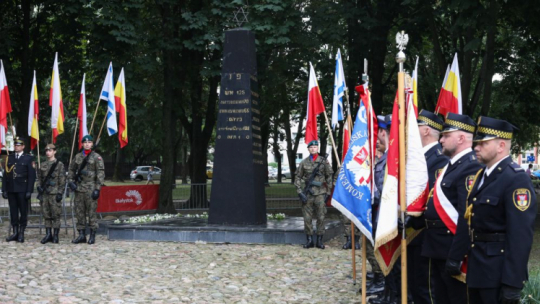 Białystok, 16.08.2022. Uroczystość w 79. rocznicę powstania w Getcie Białostockim, 16 bm. przy pomniku Bohaterów Getta na Placu Mordehaja Tenenbauma w Białymstoku. Fot. PAP/A. Reszko